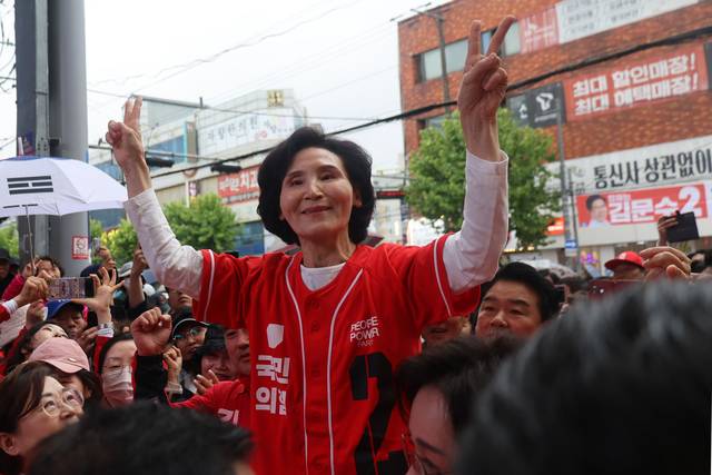 김문수 국민의힘 대선 후보 배우자 설난영 여사가 24일 경북 포항 죽도시장을 방문해 지지자들에게 인사하고 있다. 국민의힘