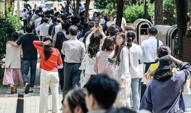 제21대 대통령선거 사전투표 첫 날인 29일 서울 영등포구 여의동주민센터에 설치된 사전투표소를 찾은 유권자들이 투표를 하기 위해 줄 서 있다. 뉴시스