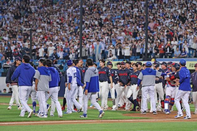 롯데와 삼성 선수단이 벤치 클리어링을 벌였다./삼성 라이온즈