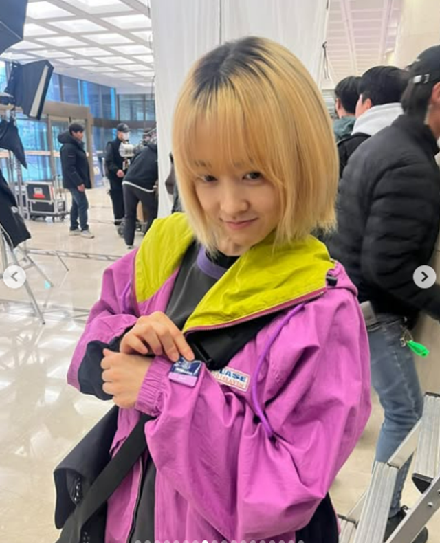 배우 박보영이 보라색 바람막이를 입은 채 장난기 가득한 표정을 지었다./박보영 공식 인스타그램