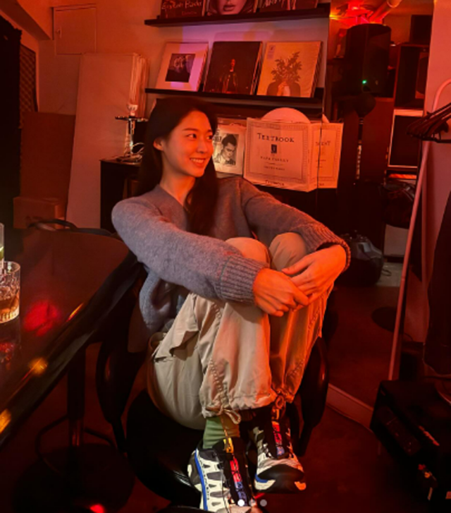 설현이 바 의자에 앉아 무릎을 끌어 안은 채 사진을 찍고 있다./설현 인스타그램