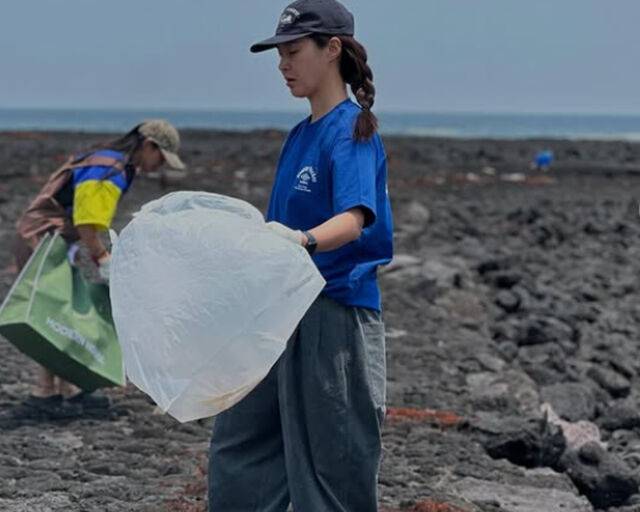 권유리가 친구들과 함께 쓰레기 줍기 봉사에 나섰다. / 권유리 소셜미디어 캡처