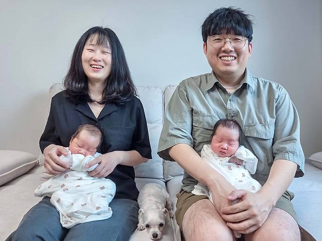 지난달 쌍둥이 출산으로 2000만원의 육아동행지원금을 받은 강남경(왼쪽) 한회비전 책임 가족  [한화비전 제공]