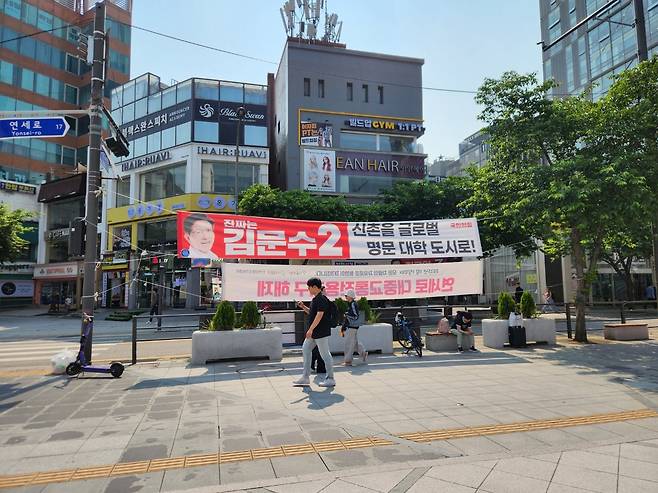 세 차례의 대선 후보 TV토론회가 마무리되고 사전투표가 시작된 지난 29일 헤럴드경제는 수도권 민심을 확인하기 위해 경기 화성시 동탄신도시와 서울 서대문구, 송파구 지역을 찾았다. 이곳에서 만난 유권자들은 지난 27일 진행된 대선 후보 3차 TV 토론회 도중 이준석 개혁신당 대선 후보가 여성 신체에 관한 폭력적 표현을 한 데 대해 비판하는 목소리가 없지 않았다. (위쪽부터) 이날 송파구 한 아파트단지 내에 붙어 있는 21대 대선 후보 벽보, 동탄 롯데백화점 앞 이재명 후보의 선거 현수막과 신촌 현대백화점 앞 김문수 후보의 선거 현수막. 이영기 기자