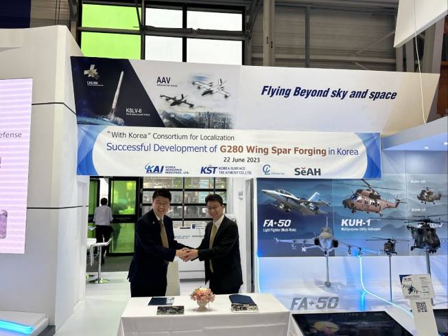 2023년 소재국산화 기념식에서 박경은(왼쪽) KAI 기체사업부문장과 이정훈 세아창원특수강 대표이사가 기념 사진을 찍고 있다. [KAI 제공]
