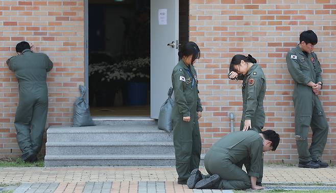 30일 경북 포항시 남구 해군 항공사령부 체육관에 마련된 ‘해군 P-3CK 917호기 순직자 합동분향소’에서 순직 해군의 동료들이 오열하고 있다. [연합]