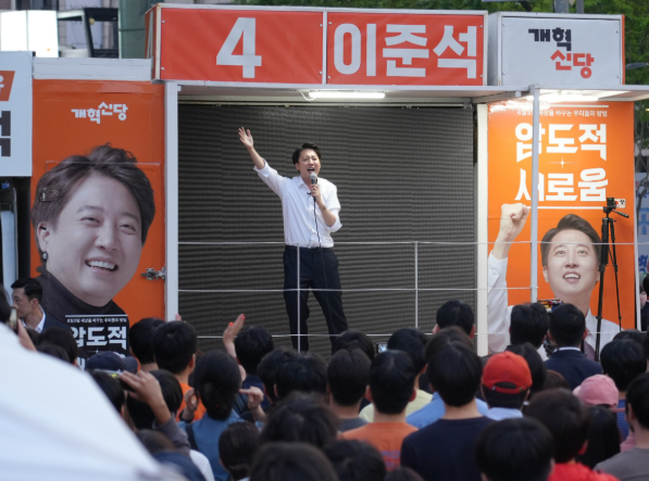 신촌에서 지지를 호소하는 이준석 후보 [연합]