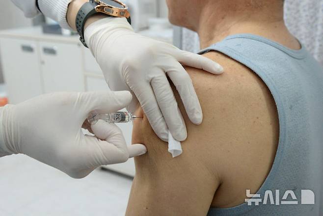 [울산=뉴시스] 배병수 기자 =울산 남구보건소에서 한 시민이 코로나19 백신을 접종을 하고 있다. 2024.11.26.bbs@newsis.com.