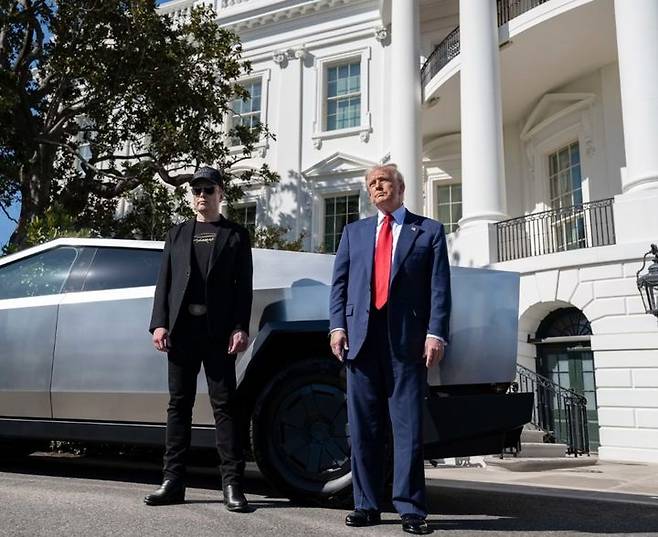 [AP=뉴시스] 백악관의 도널드 트럼프 대통령과 일론 머스크 테슬라 최고경영자(CEO).(출처: WSJ) 2025.05.02. *재판매 및 DB 금지