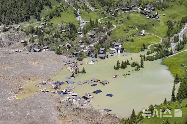 [블라텐=AP/뉴시스] 29일(현지 시간) 스위스 발레주 블라텐 마을 주택이 전날 발생한 대규모 산사태로 바위, 토사 등 잔해가 뒤덮여 있다. 28일 발생한 산사태로 암석 등이 빙하와 함께 쏟아져 내려 마을의 90%가 매몰되고 1명이 실종됐다. 주민들은 산사태 조기 경보 시스템으로 지난 19일 미리 대피한 것으로 알려졌다. 2025.05.30.<font style="vertical-align: inherit;"><font style="vertical-align: inherit;"></font></font>