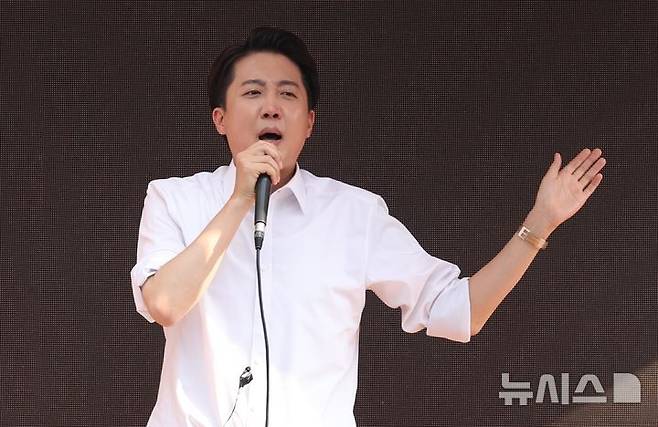 [서울=뉴시스] 조성봉 기자 = 이준석 개혁신당 대선후보가 29일 서울 성북구 고려대 정경대 후문에서 열린 유세에서 지지를 호소하고 있다. 2025.05.29. suncho21@newsis.com