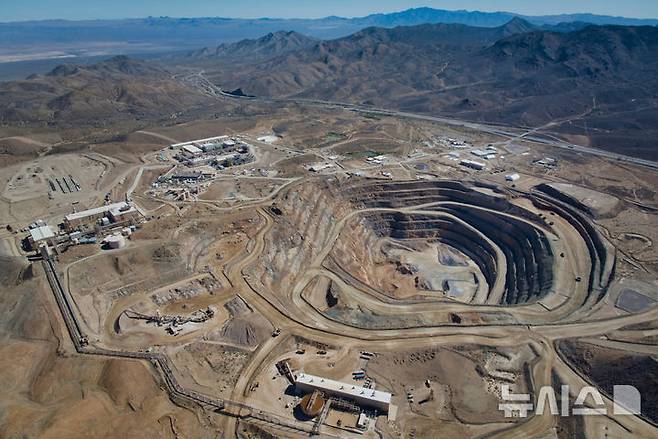 [AP/뉴시스]미 캘리포니아주 모하비 사막에 있는 마운틴 패스 광산의 희토류 광산의 2024년 항공사진 모습. 도널드 트럼프 미 대통령의 높은 관세 부과에 맞서 중국이 희토류 광물 수출 제한 조치를 취하자 미국에서 새로운 희토류 채굴 광산을 늘리려는 움직임이 부산해지고 있다. 2025.04.18.