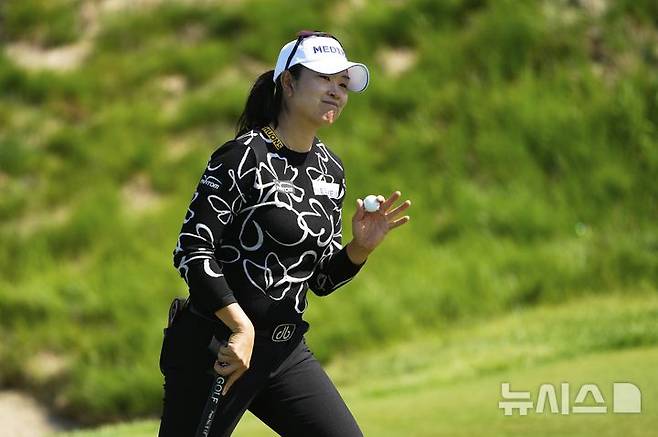 [에린=AP/뉴시스] 김아림이 29일(현지 시간) 미 위스콘신주 에린의 에린힐스에서 열린 미국여자프로골프(LPGA) 투어 제80회 US여자오픈 첫날 16번 홀에서 버디를 기록한 후 갤러리에 화답하고 있다. 김아림은 4언더파 68타로 임진희 등과 함께 공동 선두에 이름을 올렸다. 2025.05.30.
