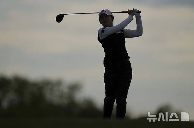 [에린=AP/뉴시스] 황유민이 29일(현지 시간) 미 위스콘신주 에린의 에린힐스에서 열린 미국여자프로골프(LPGA) 투어 제80회 US여자오픈 첫날 5번 홀에서 티샷하고 있다. 황유민은 3언더파 69타 공동 7위에 이름을 올렸다. 2025.05.30.