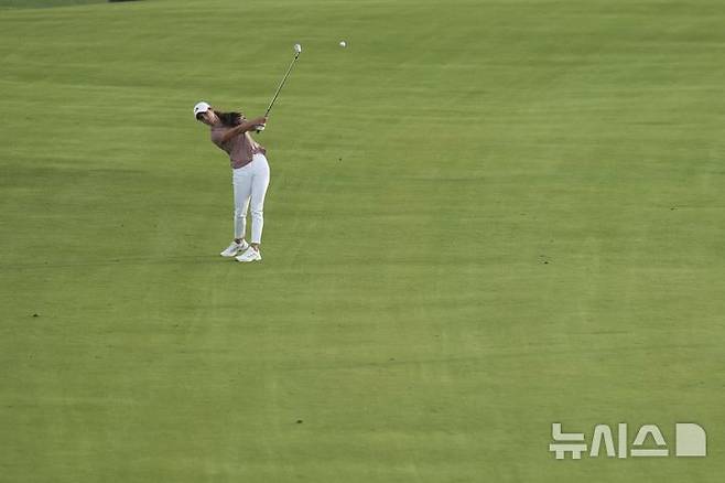 [에린=AP/뉴시스] 스페인의 줄리아 로페즈 라미레즈가 29일(현지 시간) 미 위스콘신주 에린의 에린힐스에서 열린 미국여자프로골프(LPGA) 투어 제80회 US여자오픈 1라운드 8번홀 페어웨이에서 티샷을 하고 있다. 2025.05.30.<font style="vertical-align: inherit;"><font style="vertical-align: inherit;"></font></font>