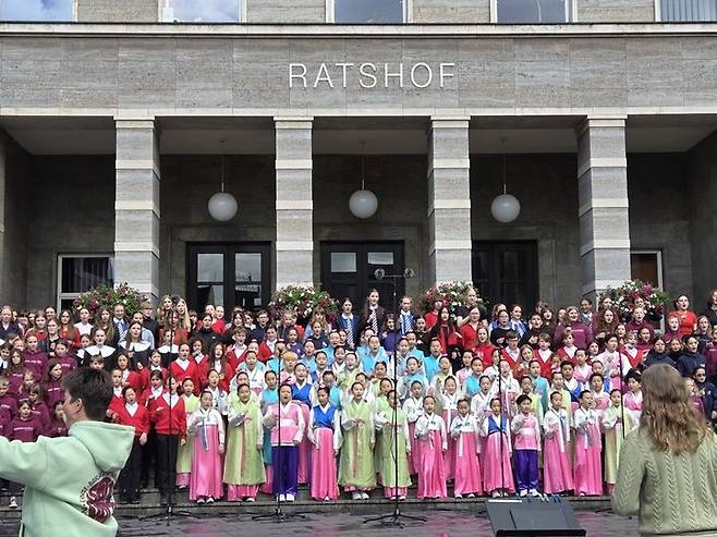 [부산=뉴시스] 2025년 독일 할레 국제 어린이 합창 축제에 참가한 부산 남구립 소년소녀합창단 (사진=부산 남구 제공) 2025.05.30. photo@newsis.com *재판매 및 DB 금지