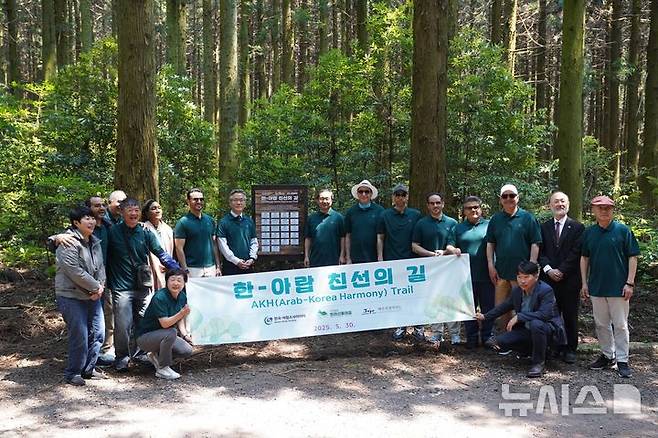 [제주=뉴시스] 30일 '제17회 사려니 에코힐링 체험행사' 개막식이 열린 사려니숲길에서 주한아랍대사 10명과 김창모 한아랍소사이어티(Korea-Arab Society) 사무총장, 정병원 외교부 차관보, 이케다 요오이치 주제주 일본국 총영사관 등 주요 인사들이 참석해 기념촬영하고 있다. 2025 제주포럼 연계 외교문화행사로 진행된 이날 행사에서 제주도는 '한국-아랍 친선의 길' 명명식을 개최했다. (사진=제주도 제공) 2025.05.30. photo@newsis.com *재판매 및 DB 금지