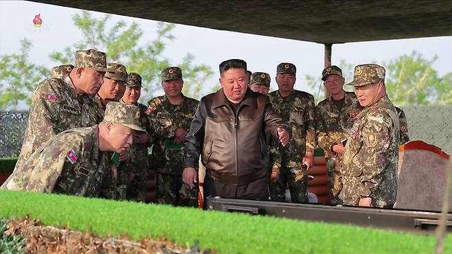 [서울=뉴시스] = 김정은 북한 국무위원장이 지난 29일 조선인민군 대연합부대 포병구분대 포사격경기를 참관했다고 조선중앙TV가 30일 보도했다. (사진 = 조선중앙TV 캡처) 2025.05.30. photo@newsis.com *재판매 및 DB 금지