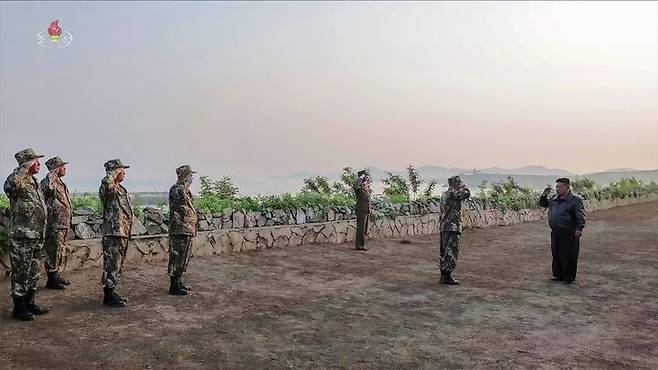 [서울=뉴시스] = 김정은 북한 국무위원장이 지난 29일 조선인민군 대연합부대 포병구분대 포사격경기를 참관했다고 조선중앙TV가 30일 보도했다. (사진 = 조선중앙TV 캡처) 2025.05.30. photo@newsis.com *재판매 및 DB 금지