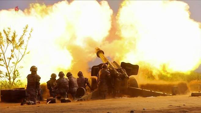 [서울=뉴시스] = 김정은 북한 국무위원장이 지난 29일 조선인민군 대연합부대 포병구분대 포사격경기를 참관했다고 조선중앙TV가 30일 보도했다. (사진 = 조선중앙TV 캡처) 2025.05.30. photo@newsis.com *재판매 및 DB 금지