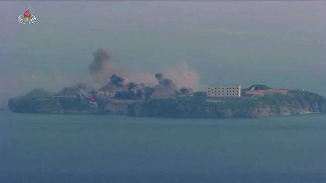[서울=뉴시스] = 김정은 북한 국무위원장이 지난 29일 조선인민군 대연합부대 포병구분대 포사격경기를 참관했다고 조선중앙TV가 30일 보도했다. (사진 = 조선중앙TV 캡처) 2025.05.30. photo@newsis.com *재판매 및 DB 금지