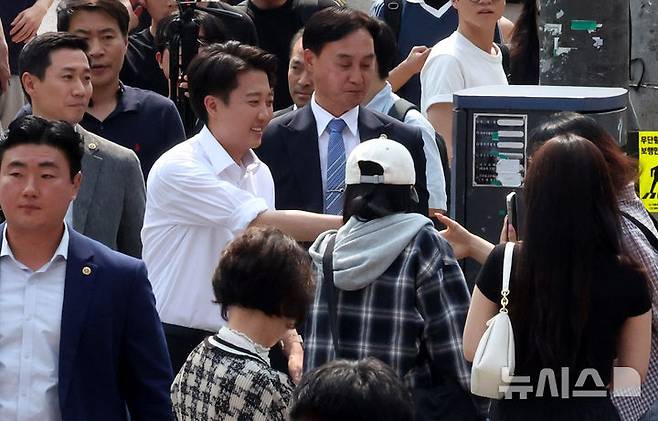 [서울=뉴시스] 추상철 기자 = 이준석 개혁신당 대선후보가 30일 오후 서울 동작구 중앙대학교 후문에서 유권자를 만나 지지를 호소하고 있다. 2025.05.30. scchoo@newsis.com