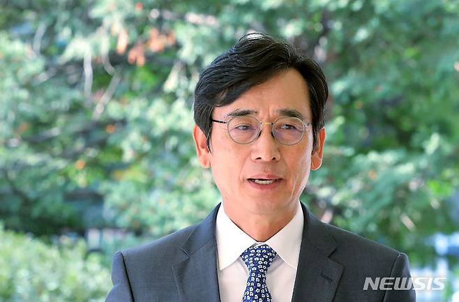 [서울=뉴시스] 김금보 기자 = 유시민 전 노무현재단 이사장이 23일 오후 서울 마포구 서울서부지방법원에서 한동훈 법무부 장관에 대한 명예훼손 혐의 항소심 공판기일에 출석하고 있다. 2023.10.23. kgb@newsis.com