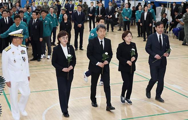 [서울=뉴시스] 최진석 기자 = 이주호 대통령 권한대행 부총리 겸 교육부 장관이 30일 해군 항공사령부에 마련된 해군 초계기 추락 사고 희생자 합동분향소를 찾아 헌화하고 있다. (사진=교육부 제공) 2025.05.30. photo@newsis.com *재판매 및 DB 금지