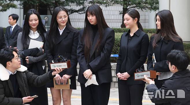 [서울=뉴시스] 추상철 기자 = 법원이 걸그룹 뉴진스가 소속사 어도어의 승인이나 동의 없이 독자 활동을 할 때마다 1인당 10억원씩을 어도어에 지급해야 한다고 결정했다. 사진은 그룹 뉴진스(NJZ 하니, 민지, 혜인, 해린, 다니엘)가 지난 3월 서울 서초구 서울중앙지방법원에서 열린 '어도어, 뉴진스 상대 기획사 지위보전 및 광고계약 체결 등 금지 가처분' 심문기일을 마친 후 취재진의 질문에 답변하고 있는 모습. 2025.03.07. scchoo@newsis.com