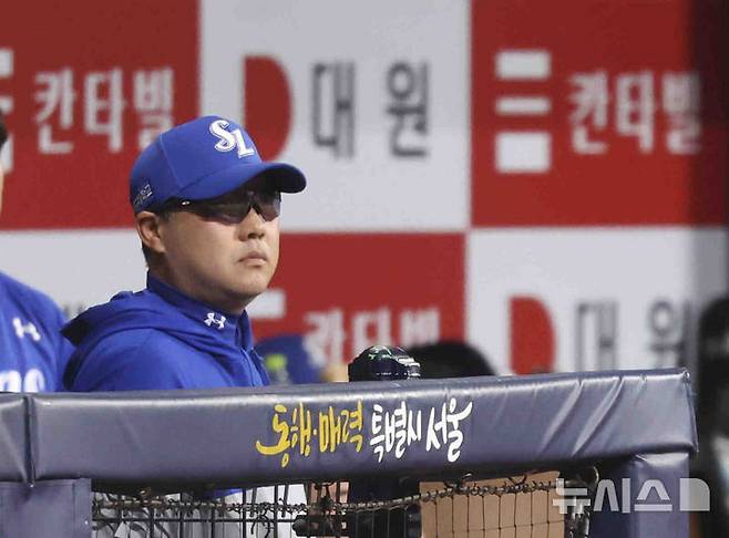 [서울=뉴시스] 김근수 기자 = 22일 서울 구로구 고척스카이돔에서 열린 2025 KBO리그 삼성 라이온즈와 키움 히어로즈의 경기에서 박진만 삼성라이온즈 감독이 경기를 지켜보고 있다. 2025.05.22. ks@newsis.com