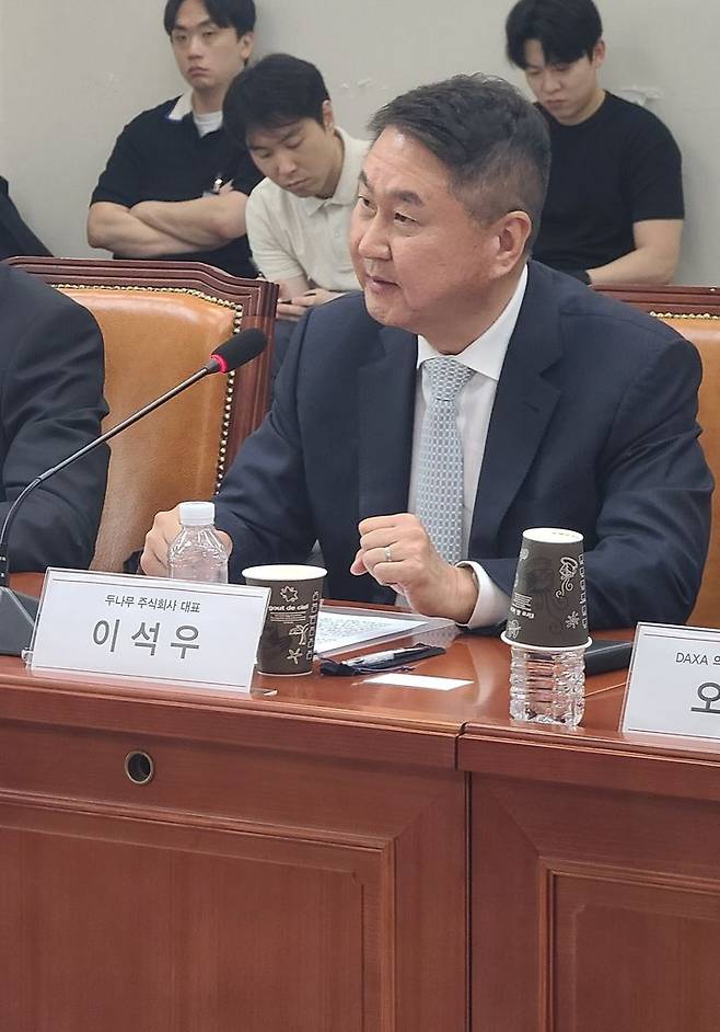 [서울=뉴시스] 이석우 두나무 대표가 30일 오후 2시 국회 본청에서 열린 '국민의힘과 함께하는 디지털자산 업계 정책 간담회'에서 발언하고 있다. (사진=이지영 기자) 2025.05.30 *재판매 및 DB 금지