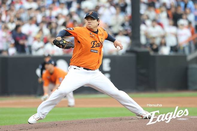[서울=뉴시스] 프로야구 한화 이글스 류현진이 24일 대전 한화생명볼파크에서 열린 2025 신한 쏠뱅크 KBO리그 롯데 자이언츠와의 경기에 선발 등판해 공을 던지고 있다. (사진=한화 이글스 제공) 2025.05.24.  *재판매 및 DB 금지
