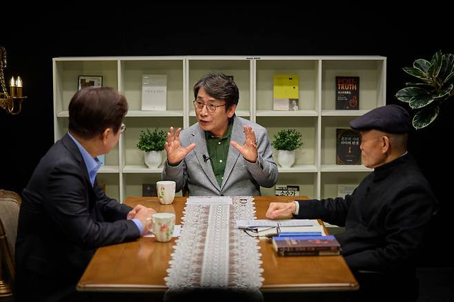 [서울=뉴시스] 권창회 기자 = 대선 출마를 선언한 이재명 더불어민주당 전 대표가 유시민 작가, 도올 김용옥 선생과 새 정부의 과제 등을 주제로 대담한 사진이 지난 4월15일 공개되고 있다. (사진=이재명 캠프 제공) 2025.04.15. photo@newsis.com *재판매 및 DB 금지