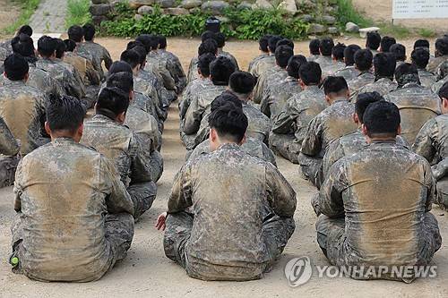 훈련 중인 장병들 [연합뉴스 자료사진]