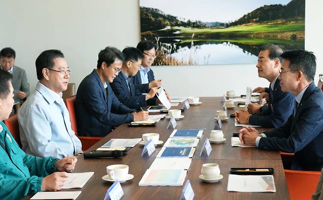 김영록 전남지사가 30일 해양관광단지를 조성하는 여수 경도지구를 방문, 관계자와 추진 방안을 논의하고 있다. 전라남도 제공