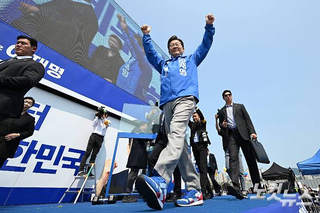 이재명 더불어민주당 대선 후보가 30일 오후 강원 춘천시 춘천역 광장에서 열린 집중유세에서 지지를 호소하고 있다. 류영주 기자