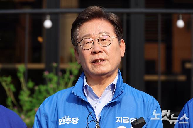 이재명 더불어민주당 대선 후보가 30일 강원도 원주시 원주행복마당에서 열린 선거유세를 마친 뒤 취재진의 질문에 답변하고 있다. 원주=류영주 기자