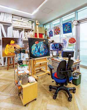 작업 중인 캔버스 오른쪽에 촬영한 보자기 사진을 띄운 모니터가 있다.