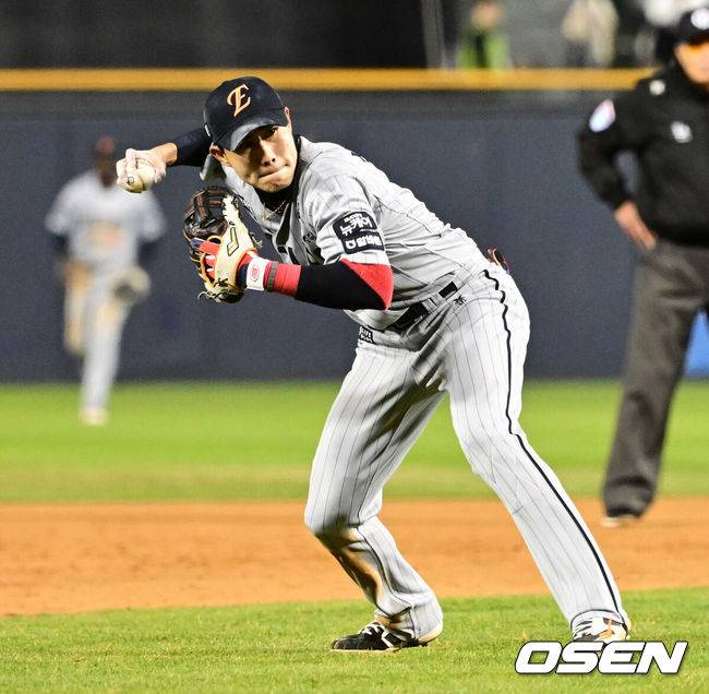 [OSEN=지형준 기자] 외국인타자 에스테반 플로리얼이 지옥과 천당을 오간 한화 이글스가 접전 끝 두산 베어스를 잡고 연패를 끊어냈다.&nbsp;프로야구 한화 이글스는 9일 서울 잠실구장에서 열린 2025 신한 SOL뱅크 KBO리그 두산 베어스와의 시즌 2차전에서 5-4로 승리했다.&nbsp;한화는 전날 끝내기패배 설욕과 함께 2연패에서 탈출하며 시즌 5승 10패를 기록했다. 반면 3연승이 좌절된 두산은 하루 만에 5할 승률이 무너졌다. 7승 8패.&nbsp;9회말 1사 3루에서 한화 심우준이 두산 김기연의 유격수 땅볼에 홈으로 송구하고 있다. 2025.04.09 / jpnews@osen.co.kr