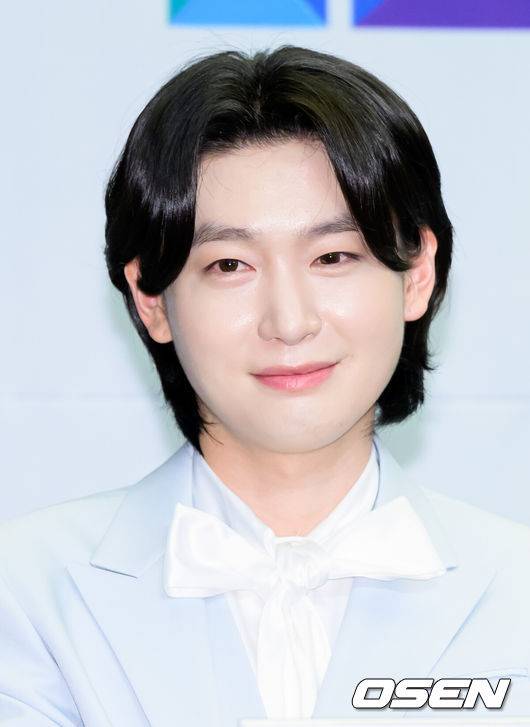 [OSEN=이대선 기자] 24일 스탠포드호텔 서울에서 TV조선 ‘미스터트롯3’ TOP7 기자간담회가 열렸다.'미스터트롯3'은 지난해 12월 19일부터 올해 3월 13일까지 방영됐다. 마지막화 시청률 19.1%를 기록하며 성황리에 종영했다. TOP7의 첫 공식 활동인 '미스터트롯3 갈라쇼' 1회는 시청률 9.7%로 지상파, 종편, 케이블 포함 동시간대 시청률 1위를 기록했다.미스터트롯3 TOP7 김용빈이 취재진의 질문을 듣고 있다. 2025.03.24 / sunday@osen.co.kr