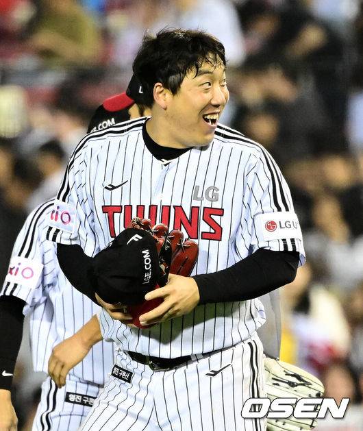 [OSEN=잠실, 지형준 기자] 29일 오후 서울 잠실구장에서 ‘2025 신한 SOL Bank KBO리그’ LG 트윈스와 한화 이글스의 경기가 열렸다.이날 LG는 손주영, 한화는 라이언 와이스를 선발투수로 내세웠다.7회말 2사 1,2루에서 역전 적시타를 날린 LG 김현수가 공격을 마치고 동료선수들과 기뻐하고 있다. 2025.05.29 /jpnews@osen.co.kr