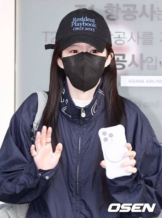 [OSEN=인천공항, 조은정 기자]배우 고윤정이 30일 인천국제공항을 통해 발리로 tvN 토일드라마 ‘언젠가는 슬기로울 전공의생활(이하 ‘언슬전')’ 포상휴가를 떠났다.'언슬전'은 생과 사가 공존하는 산부인과에서 인생의 시작과 끝을 마주하며 성장하는 청춘들의 이야기로 지난 18일 최종회에서 자체 최고 시청률을 기록하며 성공적으로 막을 내렸다.고윤정이 출국장으로 이동하며 포즈를 취하고 있다. 2025.05.30 /cej@osen.co.kr