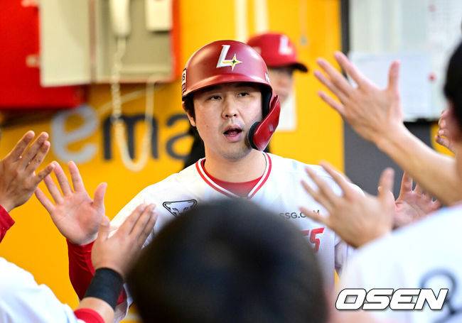 [OSEN=인천, 최규한 기자] 28일 인천 SSG랜더스필드에서 ‘2025 신한 SOL Bank KBO리그’ SSG 랜더스와 NC 다이노스의 경기가 열렸다.홈팀 SSG는 김광현, 방문팀 NC는 목지훈을 선발투수로 내세웠다.2회말 2사 3루 상황 SSG 한유섬의 달아나는 1타점 적시타 때 주자 최정이 홈을 밟은 뒤 더그아웃 동료들과 인사를 나누고 있다. 2025.05.28 / dreamer@osen.co.kr