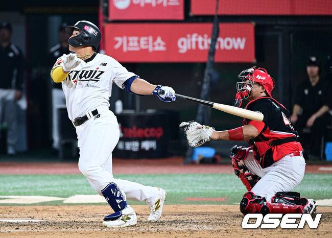 [OSEN=수원, 최규한 기자] 30일 수원 KT위즈파크에서 ‘2025 신한 SOL Bank KBO리그’ KT 위즈와 KIA 타이거즈의 경기가 열렸다.홈팀 KT는 헤이수스, 방문팀 KIA는 김도현을 선발로 내세웠다.5회말 무사 선두타자로 나선 KT 안현민이 달아나는 중월 솔로포를 날리고 있다. 2025.05.30 / dreamer@osen.co.kr