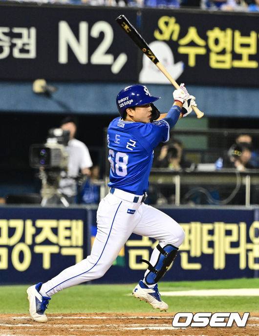 [OSEN=잠실, 지형준 기자] 30일 오후 서울 잠실구장에서 ‘2025 신한 SOL Bank KBO리그’ LG 트윈스와 삼성 라이온즈의 경기가 열렸다.이날 LG는 엘리에이저 에르난데스, 삼성은 이승현을 선발투수로 내세웠다.8회초 2사 만루에서 삼성 양도근이 2타점 우전 적시타를 날리고 있다. 2025.05.30 /jpnews@osen.co.kr