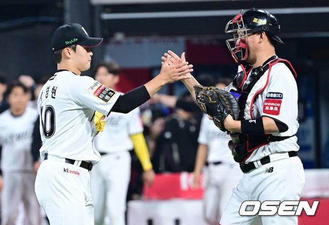 [OSEN=수원, 최규한 기자] KT가 모처럼 1선발 위용을 뽐낸 헤이수스를 앞세워 연승에 성공했다.&nbsp;프로야구 KT 위즈는 30일 수원KT위즈파크에서 열린 2025 신한 SOL뱅크 KBO리그 KIA 타이거즈와의 시즌 7차전에서 3-1로 승리했다.&nbsp;KT는 3연전 기선제압과 함께 2연승을 달리며 시즌 29승 3무 25패를 기록했다. 경기를 마무리 지은 KT 투수 박영현과 포수 장성우가 인사를 나누고 있다. 2025.05.30 /