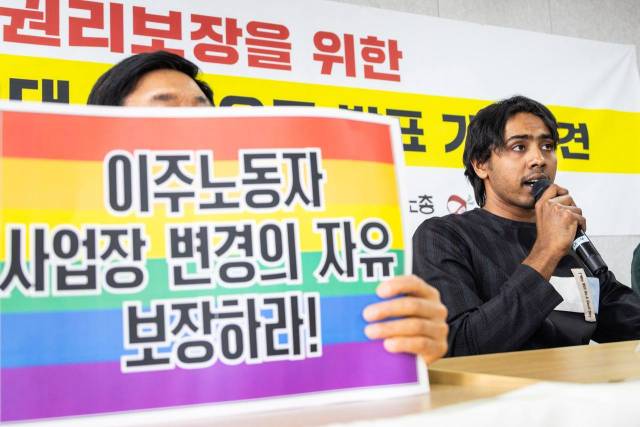 ▲이주노동자 쇼히둘씨가 지난 5월 22일 서울 중구 민주노총 건물에서 열린 '이주노동자 권리보장을 위한 대선 요구안 발표 기자회견'에 참석해 발언을 하고 있다. ⓒ노동과세계