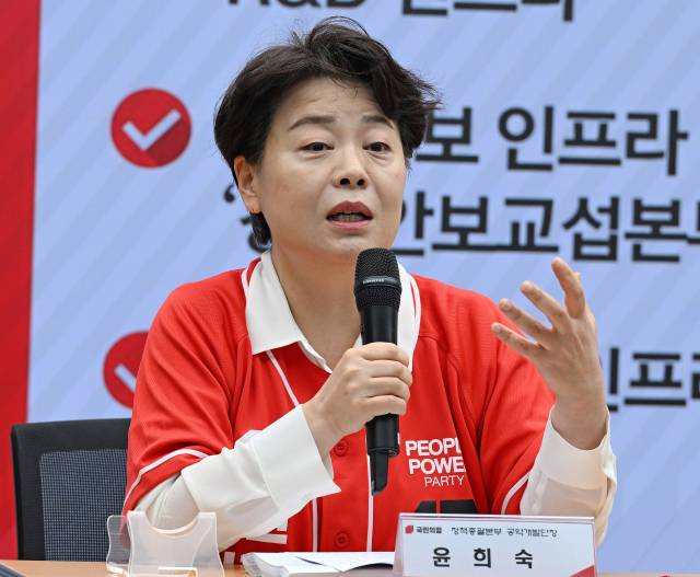 ▲국민의힘 윤희숙 정책총괄본부 공약개발단장이 18일 서울 여의도 중앙당사에서 열린 김문수 대선 후보 경제 공약 발표 후 취재진의 질문에 답변하고 있다. ⓒ연합뉴스
