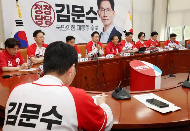 ▲국민의힘 윤재옥 총괄선거대책본부장(오른쪽 다섯 번째)이 30일 국회에서 열린 선거대책본부 본부장단 회의에서 발언하고 있다. ⓒ연합뉴스