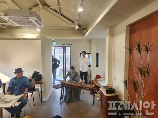 ▲통기타&국악 살롱에서 전통악기를 연주하고 있다ⓒ광주 남구